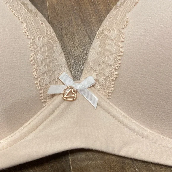 Victoria’s Secret Body by Victoria Lacy Nude Wireless Bra [38C] - Picture 5 of 7